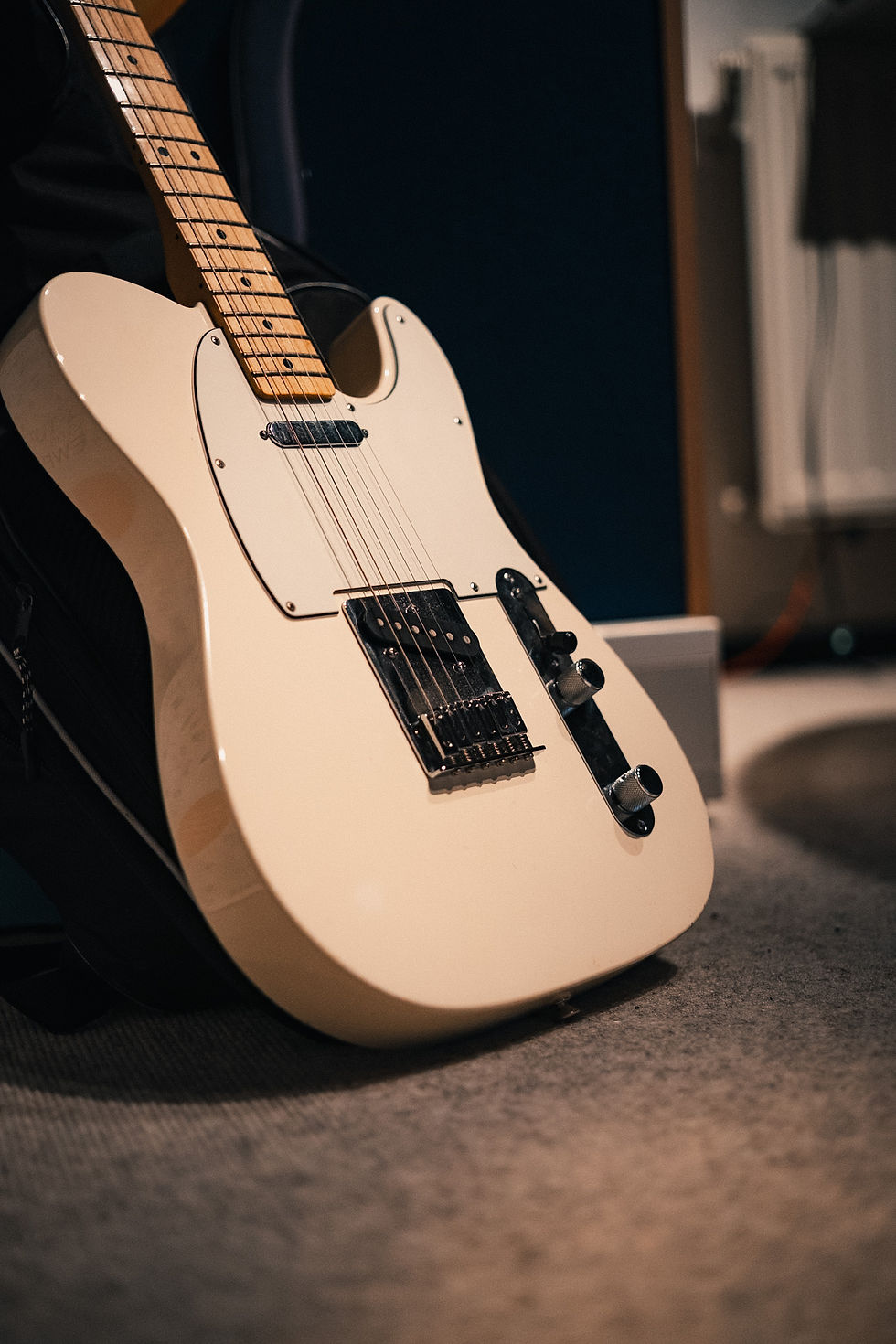 Gros plan sur une guitare électrique Fender Telecaster blanche aux Linster Studios – prête pour la production musicale ou les enregistrements en studio.