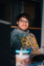 Portrait d’un membre souriant de l’équipe, Pol Urbany, aux Linster Studios – une touche humaine dans la production audio professionnelle.
