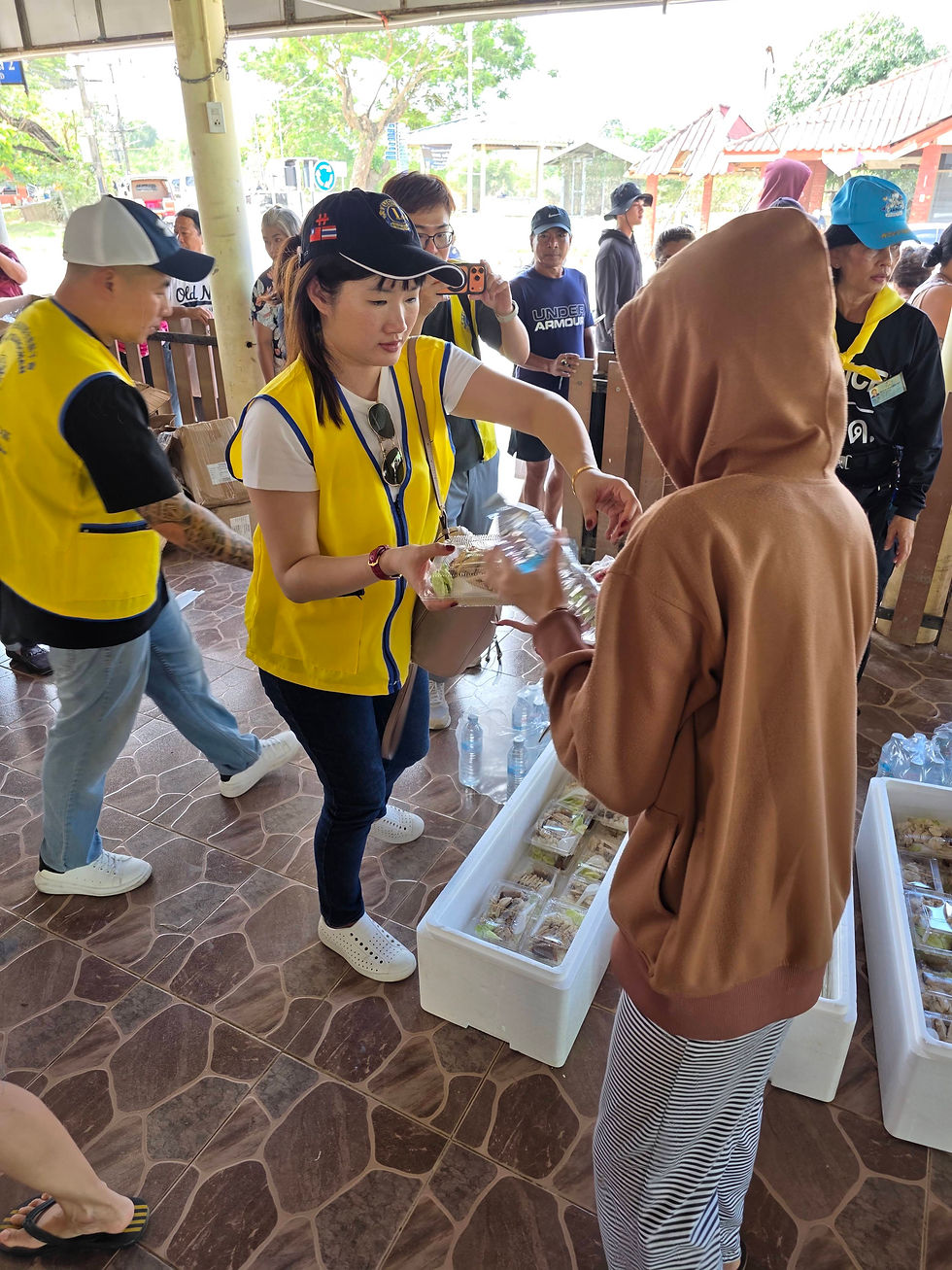 IBCfirm lawyers and partners delivering humanitarian aid and relief supplies to flood victims in Hat Yai, Songkhla Province, Thailand, demonstrating cross-border humanitarian support and social responsibility.