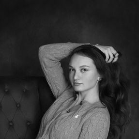 Porträtfoto im Fotostudio in Marburg, junge brünette Dame. schwarz-weiß