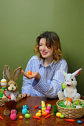 Osterfoto am Tisch mit Oster-Deko im Fotostudio in Marburg
