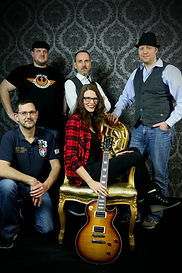 Bandfoto vor Studio-Hintergrund Rokoko in Marburg
