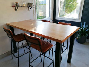 Grande table en bois clair avec tabourets en cuir