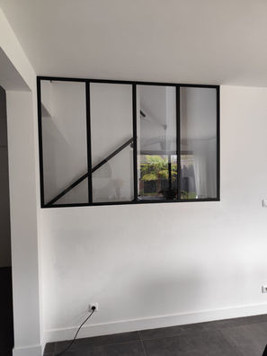Cloison en métal noir avec verre, vue sur escalier