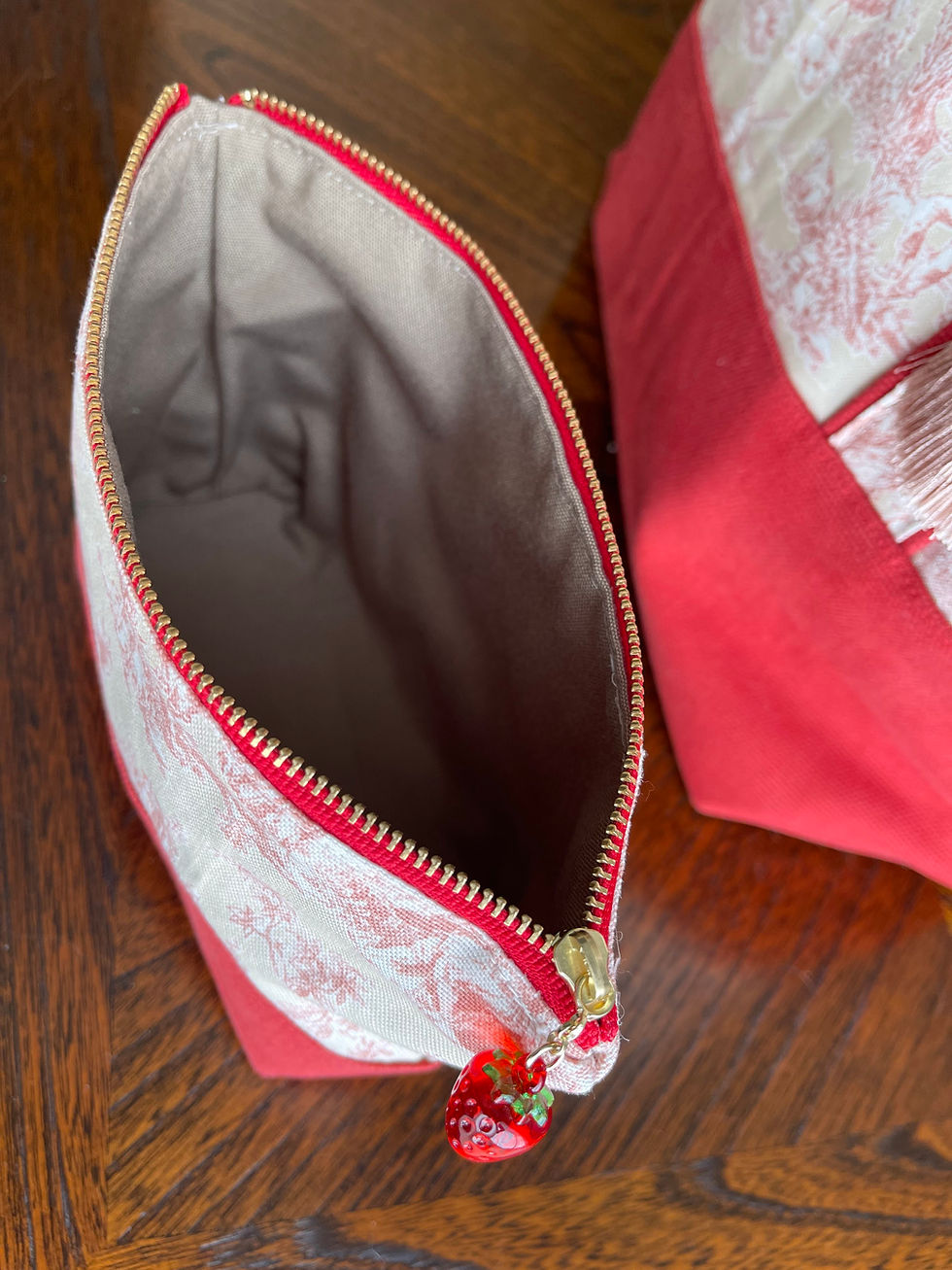 Thumbnail: Mia Cosmetic zipper pouch -Red