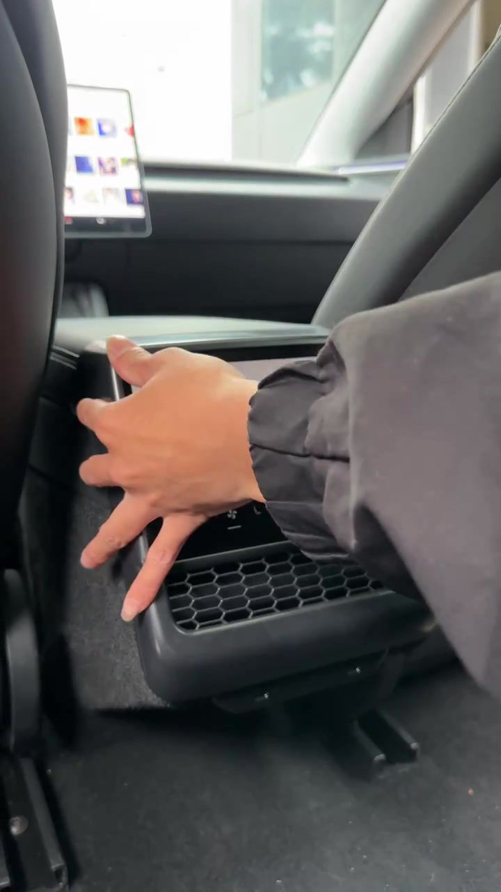 ภาพขนาดย่อ: Tesla ที่กันจอและช่องลมแอร์หลัง Model Y Juniper Model 3 Highland