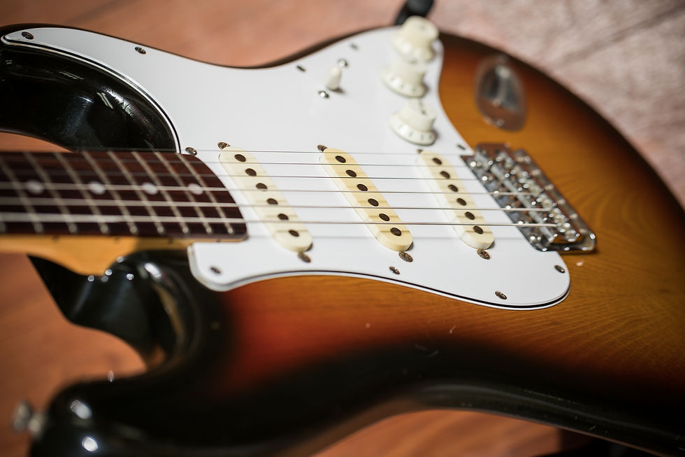 縮圖：Fender Japan Stratocaster Sunburst (1993-1994)