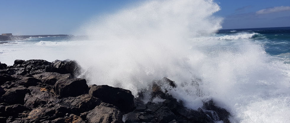 Wellen am Schwarzen Strand .jpg