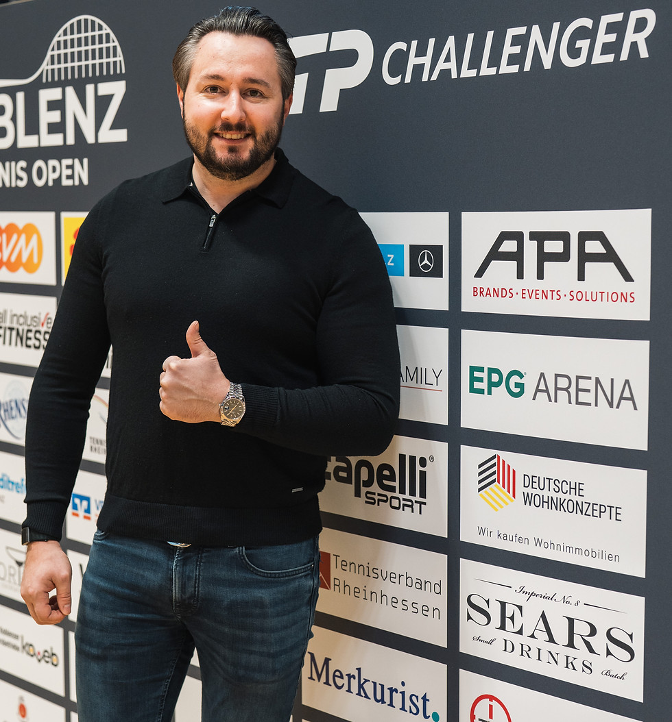 Mann vor Sponsoren Wand