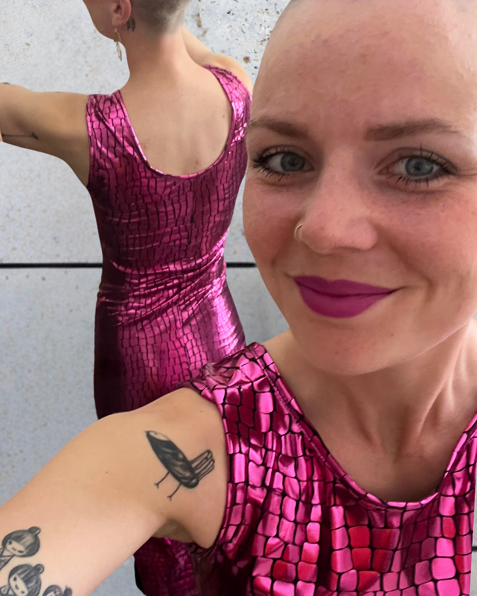 Miniaturbild: Pinkes Festival-Kleid – shiny, eng anliegend & elastisch mit Beinschlitz