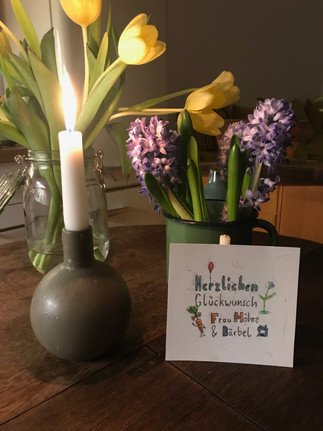 blumenstrauß und kerzen