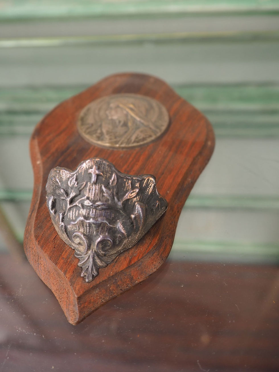 Thumbnail: Benitier en bois sculpté et metal argenté decoration sainte vierge la brocantoise