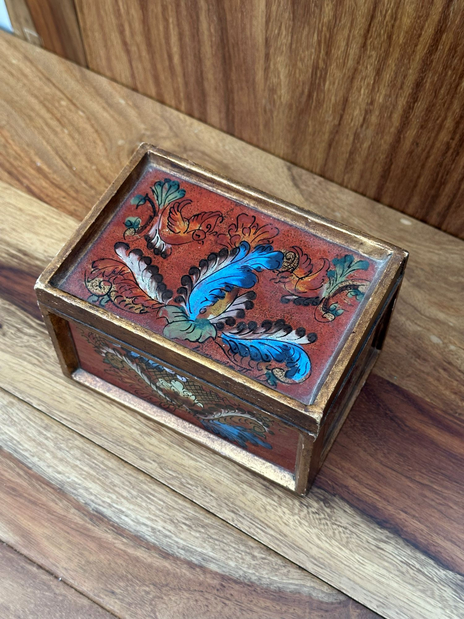 Boîte ancienne peinte à la main decor florale et dorure la brocantoise