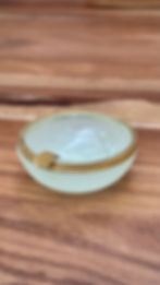 Cendrier / vide-poche vintage en verre opalin et laiton doré la brocantoise