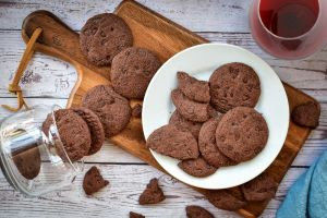 Dia da sobremesa: aproveite o vinho que sobrou para fazer cookies de vinho com chocolate