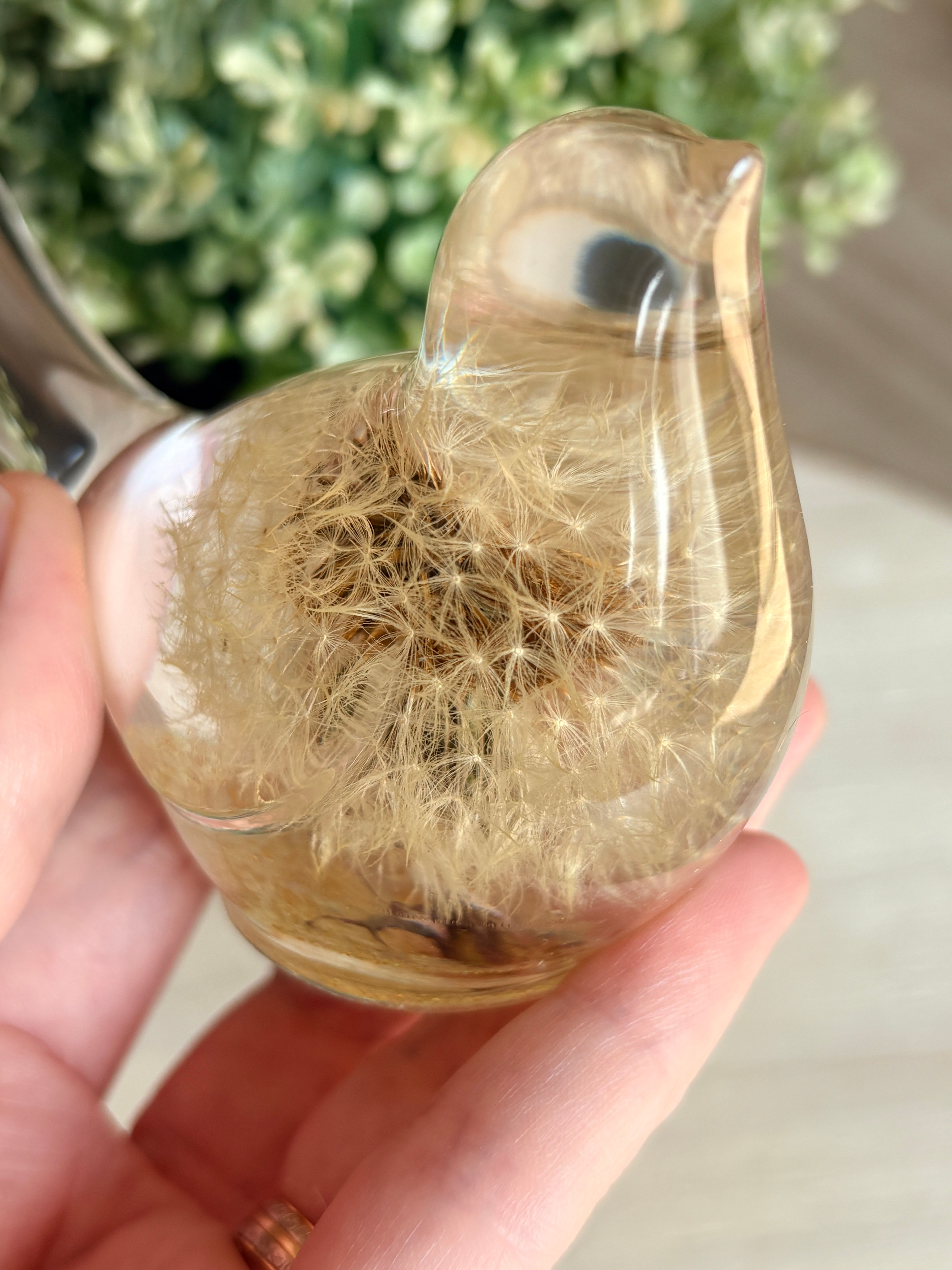 Figurine oiseau avec pissenlit 