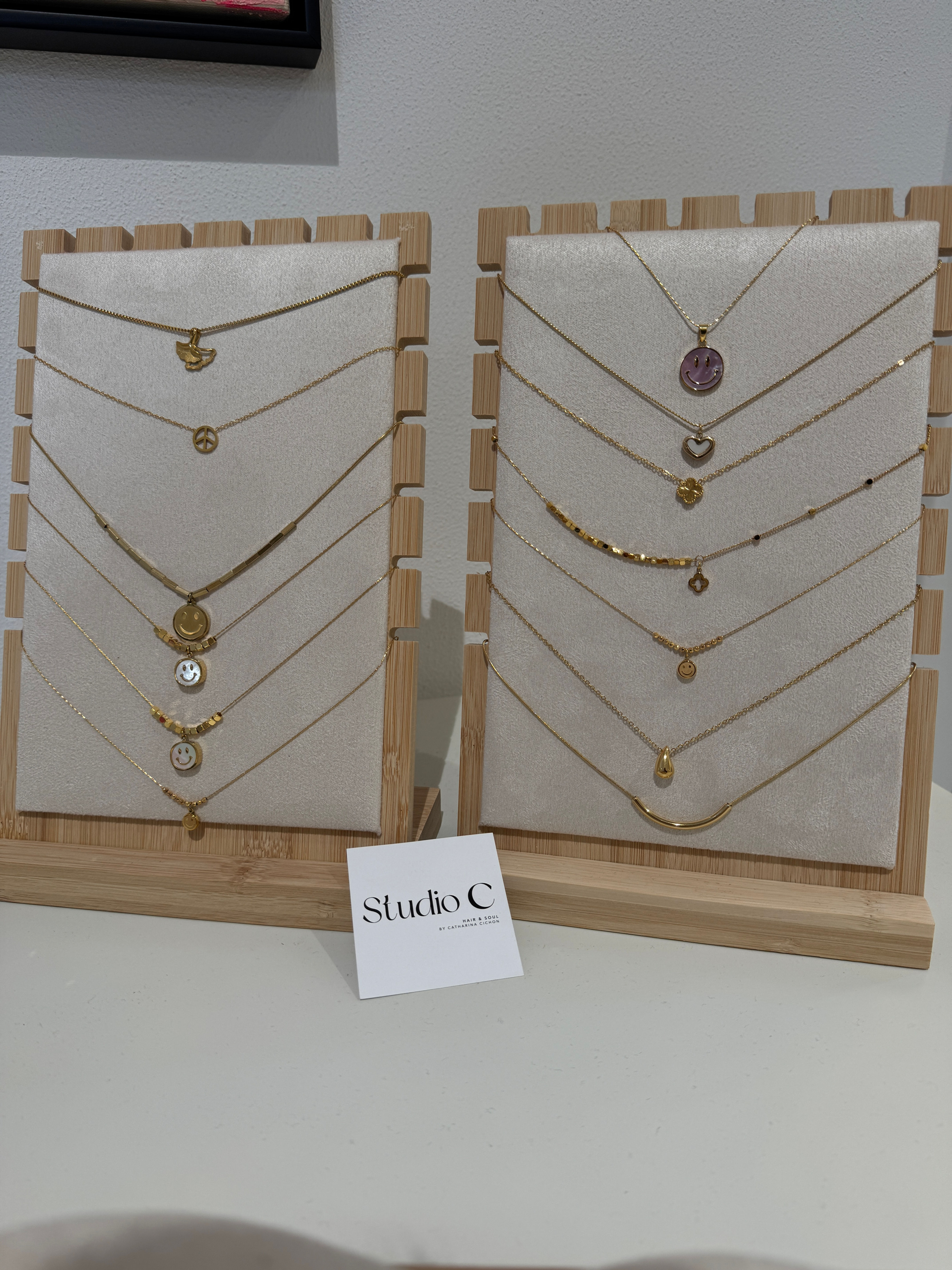 elegante goldene Kette mit filigranem Anhänger - Studio C Concept Store Neustadt