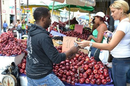 La gente abarrota los establecimientos comerciales con motivo de la celebración de la noche buena