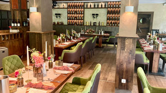 Ansicht der Tischanordnung und Bar bei einer Hochzeit im Waldhaus am See Gelsenkirchen