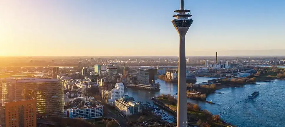 Immobilienmakler Düsseldorf Stadtansicht Rhein und Medienhafen IMMOKAI