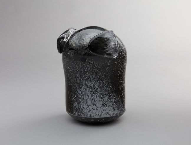 Le verre est personnalisé avec des cendres d'animaux. L'aspect des cendres ressemble à la galaxie !
The glass is personalized with pet ashes. The appearance of the ashes resembles the galaxy!