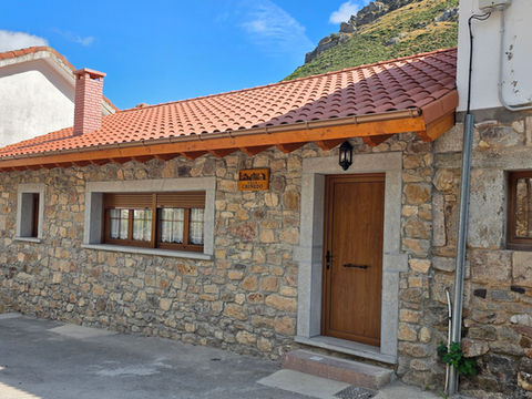 Entrada de piedra de Villa Caunedo en el Parque Natural de Somiedo, Asturias