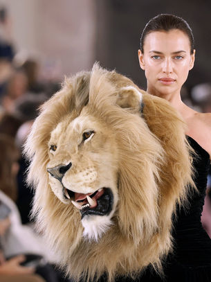 LUJURIA Y CABEZAS DE ANIMALES EN SCHIAPARELLI 