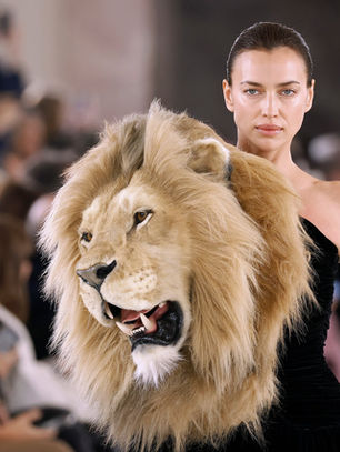LUJURIA Y CABEZAS DE ANIMALES EN SCHIAPARELLI 