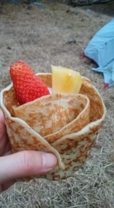 朝食、フルーツ＆クリームいっぱいクレープ！