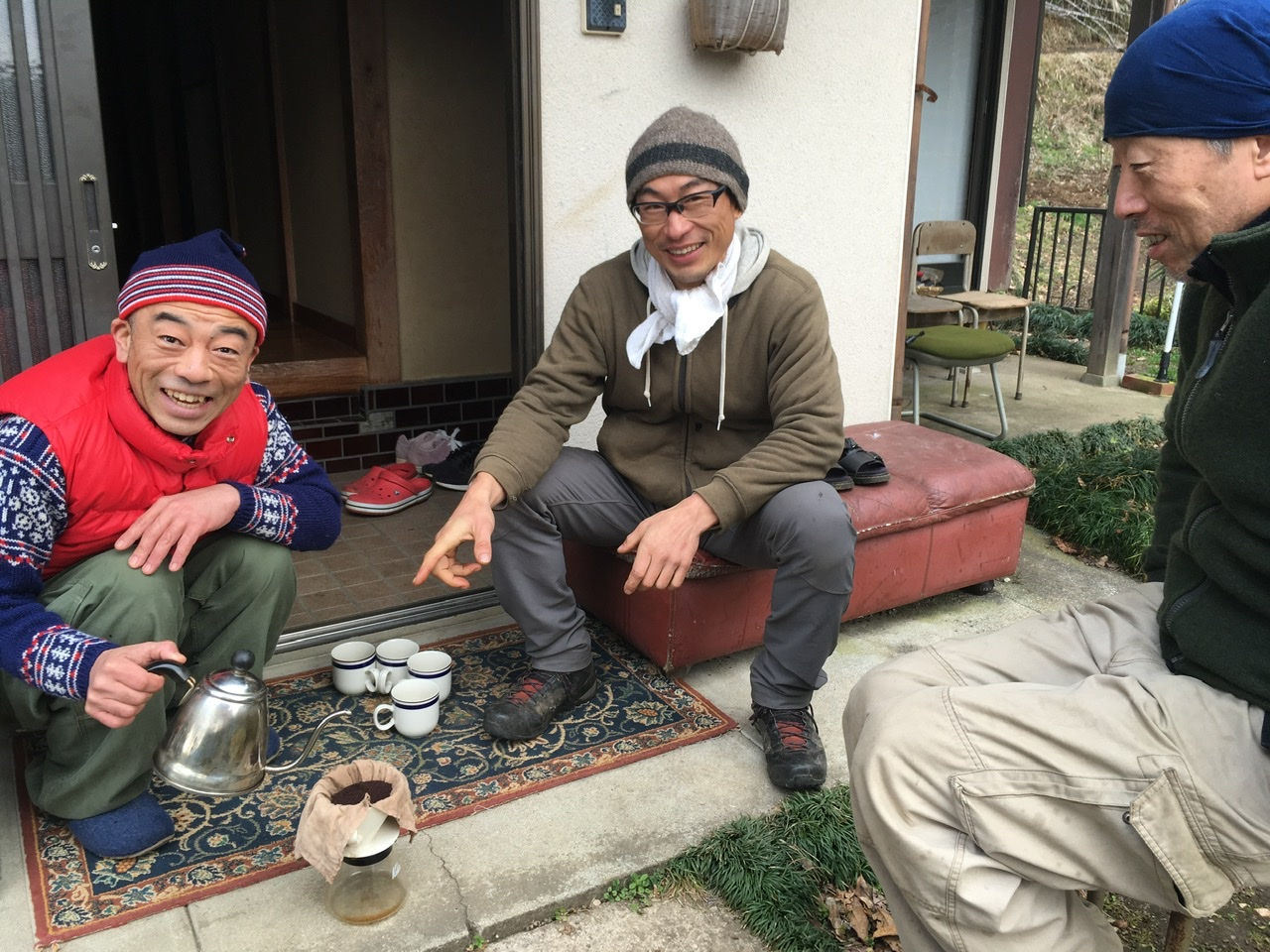 仂へ出動まえに、Jちゃんちの玄関カフェで…