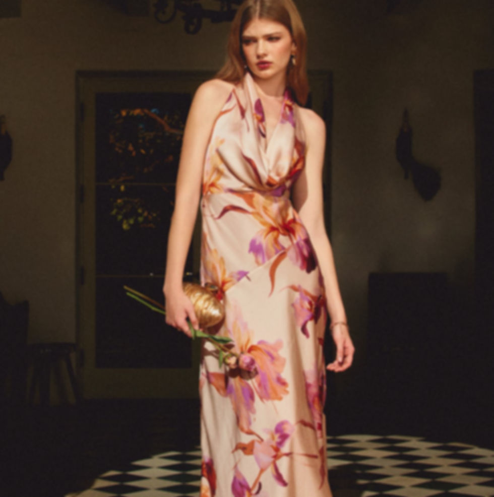 Modelo vistiendo vestido satinado estampado floral de Lucilú Store - Moda femenina moderna en República Dominicana