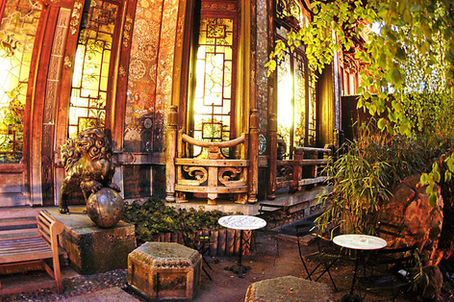 Le jardin du cinéma La Pagode, son lion de bronze et ses vitraux dorés, rue de Babylone à Paris