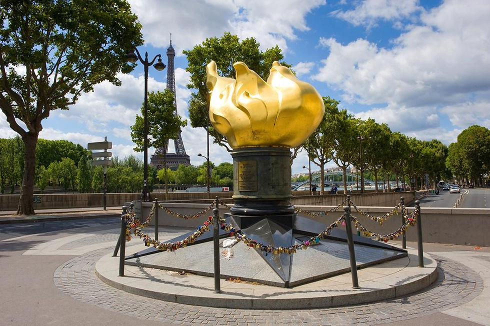 Flamme dorée de la Liberté au pont de l'Alma, avec la tour Eiffel en arrière-plan