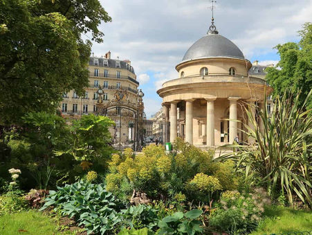Paris ne se limite pas à ses monuments emblématiques ou à ses avenues bouillonnantes. La capitale offre également de grands parcs urbains, véritables refuges verts où nature et histoire dialoguent harmonieusement.