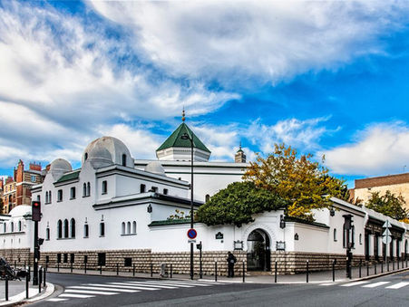 Façade blanche et minaret vert de la Grande Mosquée de Paris, dans le 5e arrondissement