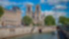 Façade gothique de la cathédrale de Notre-Dame de Paris avec ses arcs-boutants et ses rosaces imposantes
