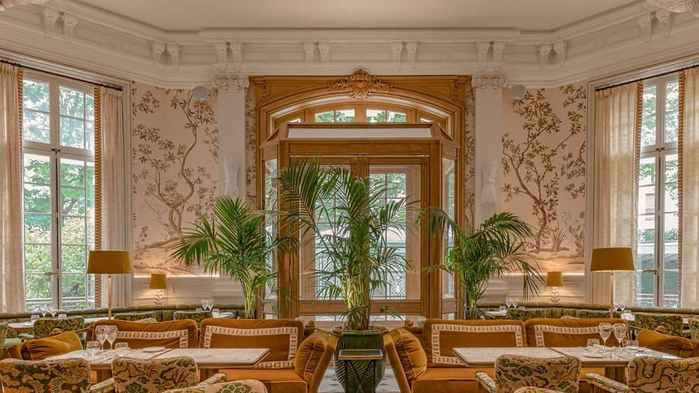 Le lobby majestueux de l'hôtel Saint James Paris, avec son escalier monumental et son décor néo-classique grandiose.