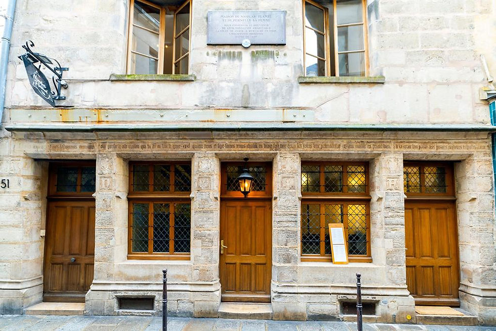 Façade en pierre de la maison de Nicolas Flamel au 51 rue de Montmorency, avec son linteau gravé de 1407