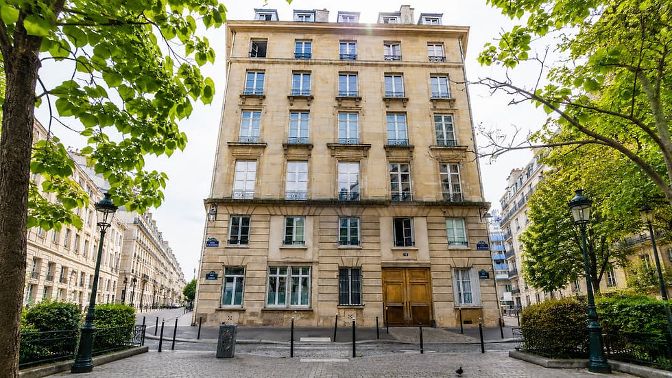 Immeuble et porte bleue de la place de l'Estrapade, lieu de tournage d'Emily in Paris