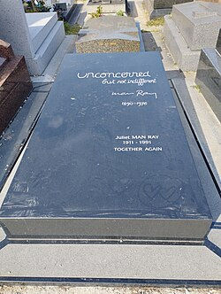 Dalle noire de Man Ray au cimetière du Montparnasse, épitaphe manuscrite Unconcerned but not indifferent