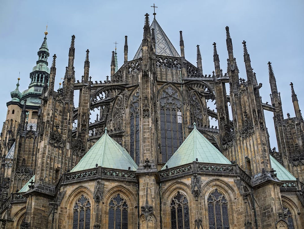 Arcs-boutants d'une cathédrale gothique en contre-plongée, structure porteuse qui libère les murs