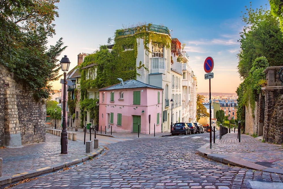 Façade rose de La Maison Rose à Montmartre, décor d'Emily in Paris