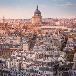 Panorama du quartier latin au coucher du soleil, dôme du Panthéon dominant Paris