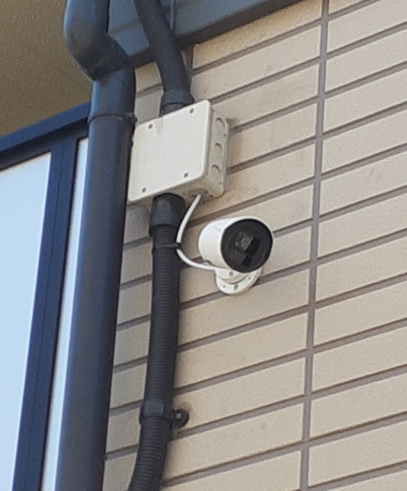 防犯カメラと配線ボックスの設置状況