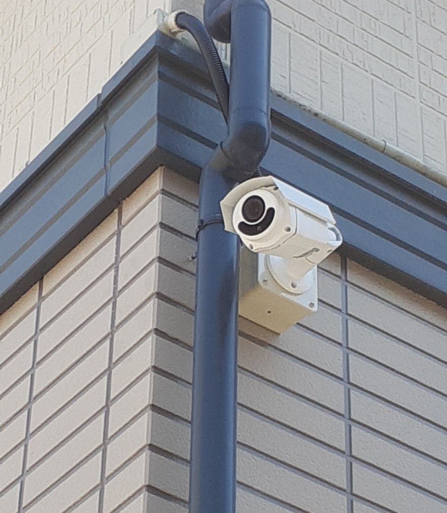 集合住宅の外壁に設置された防犯カメラ