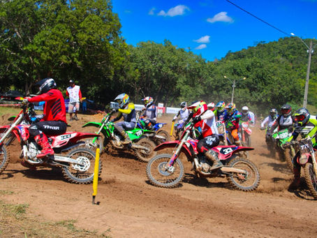 Motocross movimenta Theobroma com arquibancada lotada e pilotos da casa no pódio