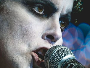 Susane Rodrigues de Oliveira cantando