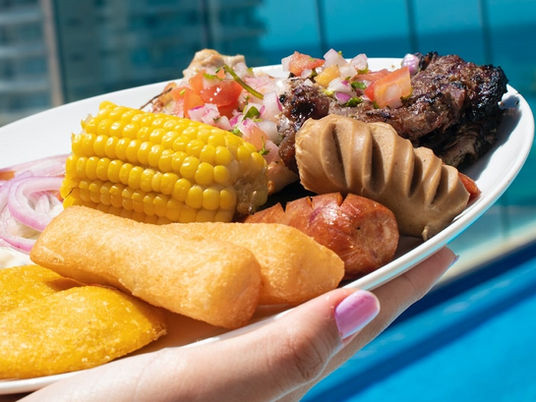 Este 20 de julio, AC by Marriott Santa Marta celebra la Independencia de Colombia con una edición especial de su experiencia más sabrosa y refrescante: la Parrillada Patriótica, un encuentro gastronómico en clave caribeña.