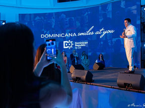 El eslogan “Dominicana te Sonríe” no es un guiño publicitario; es un retrato cotidiano.