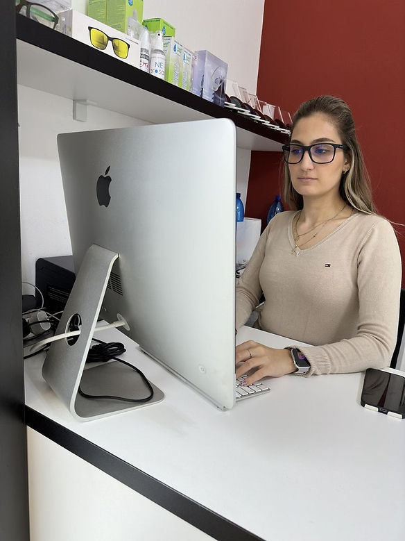 osoba s brýlemi pracující s PC